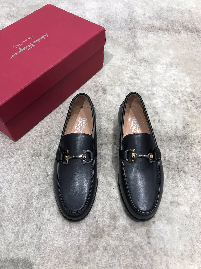Pyragmud.FerragamoHigh-end men's fine leisure shoes., The shoe is imported into the skin of the cow., In the skin of the watered cow., That's a big one., Perfect detail is impeccable., Standard Code39-44（38.45You're gonna have to do it or not.）, Current