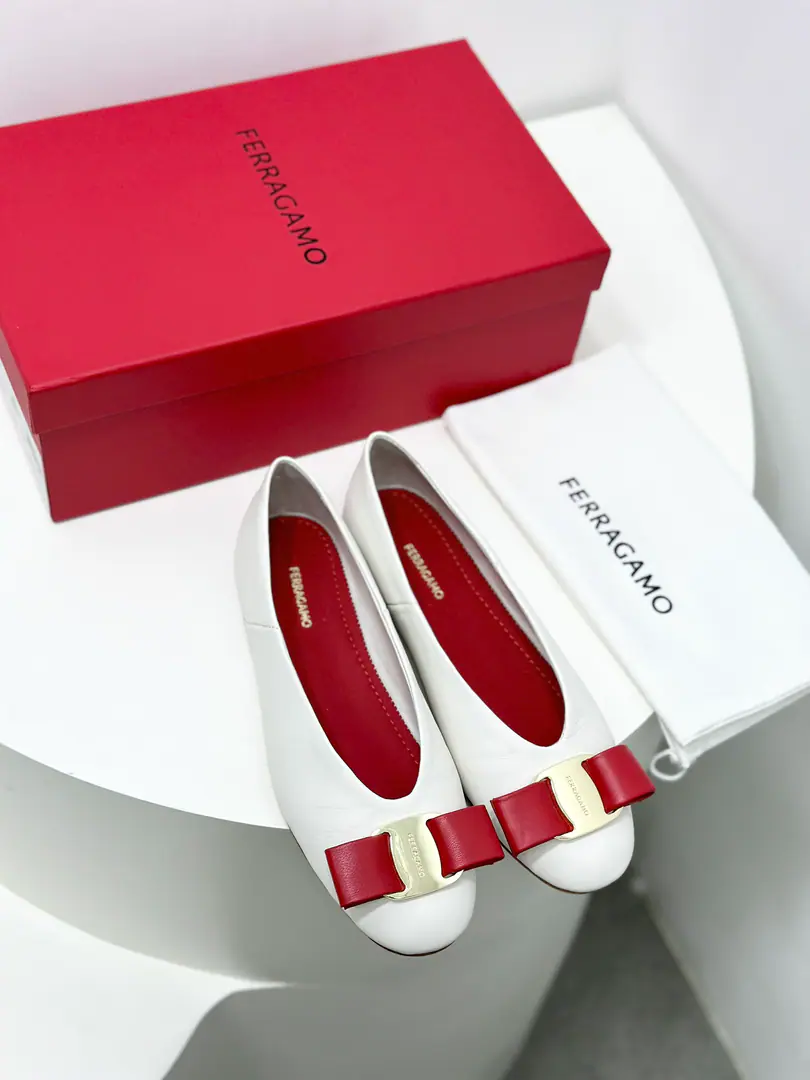 FerragamoThe new version of the Retro-Purpose Witch's Shoes.！ ✔ The new witch shoes of Pyragm are more fashionable than the usual grandmother shoes., VProportion of long legs with shoe type, Build the Great Legs Oracle.. 🧸 Simple style, You can ride with any style of clothing.. The shoes are colorful., I'm sure you'll find a color you love.. It's both low-profile and elegant., It's a mystery.. 🦖 The comfort of the witch's shoes is also a big highlight of it.. Soft soles and heel., It's effective in reducing the pressure on the walk., I'll let you go shopping., You can be comfortable on a date or at work.🎀 🍃Fabulous.: Import of soft sheep skin/Velvet./Cowboy. 🍃Uchi.: 🐑The sheep's skin is in the ground.. 🍃Otsumi!: The original is really a big one.. 🍃Codes: 34.35.36.37.38.39.40（34.40I'll make sure I don't change it.）
