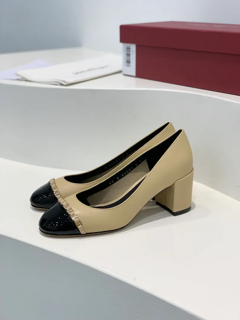 Ferragamo Phila. VaraRoundhead chains, heel heels.✔️These shoes are a little different from Phila.*The style of the murmuring., It's a little fragrance.！It's all on the gold chain.logo✔️I'm a man of many times., The upper foot is very long. Fabulous.: Import of sheep skin Uchi.: Half a mile of sheep. Otsumi!: That's a big one. Codes: 34/35/36/37/38/39/40（34.40I'll make sure I don't change it.） He's tall.: 2cm/5cm