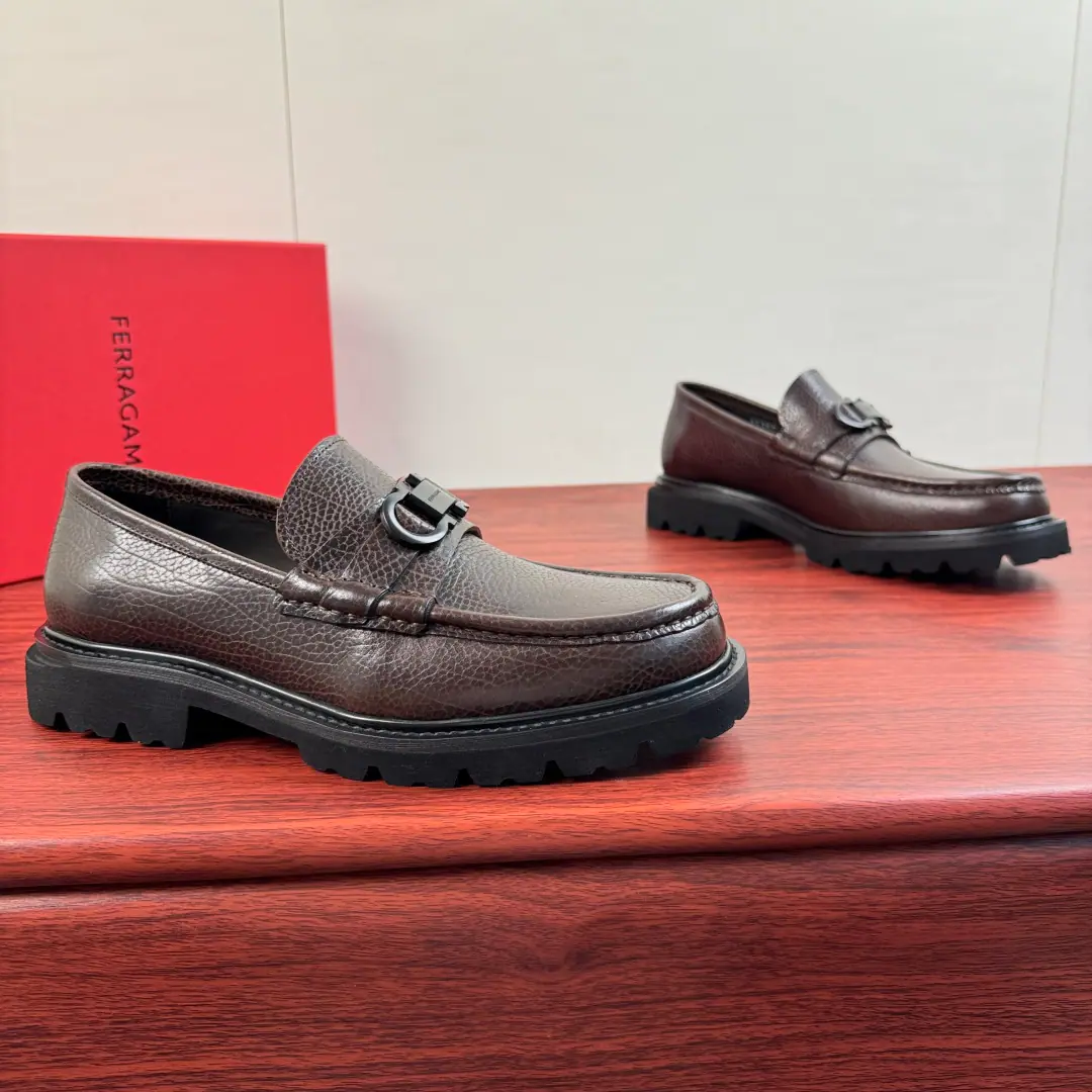 【FERRAGAMO】Pyragmud. GanciniI'm gonna get a big, fat, DeLaf shoe.！ The top-class single-barrel. The leather is full of pressure., Support comparison I'll kill every market to see the details.！！ This low-class recreational shoe is made of high-quality pure-coloured leather leather., It's a homogenous leather mosaic. It's a classic.GanciniMetal button. It's inspired by the style of frothy shoes of the '90s., Secrecy process, The rough marks are all western.. And the manly charm.！With light rubber soles., It's got edges and custom ditches on it.. In the skin of the calf., The leather material looks at the details., It's a great quality., Light air., Jane's about 100 feet., Original Box Packaging Size: 39-40-41-42-43-44Skins size.（Customable38.45） The cargo.: 35360-5 Curry