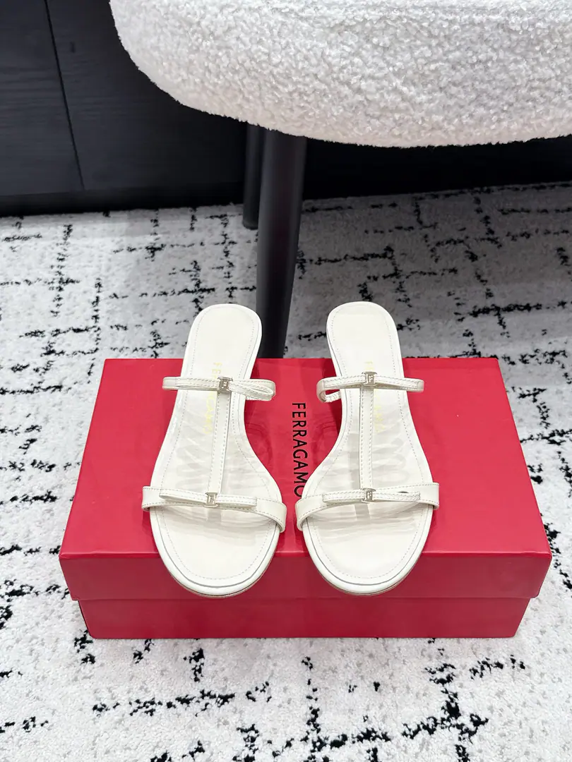 Pyragmud. FERRAGAMO 26/ Butterfly knots.TThe words were with the kittens and the sandals. This cold tow line is a simple one., So beautiful., To put a low profile in the shape.. The central bow of the shoe is a mark of Felagum., Use of same-colour leather or paint leather, Fine Stereo, To put a softness into Janey's shoes., TThe tape design is not just beautiful., More solid feet., I'm gonna put my head on the table., Especially for walking or standing for a long time.. The kittens are low and well-balanced and lightly balanced., It's elegant.. Provide moderate incremental effect, And you're comfortable., It's a commute., Date, The ideal choice of everyday dress.. ✔️Shoe.: Importing cow paints ✔️Uchi.: Lamb skin. ✔️Otsumi!: That's a little skin. ✔️He's tall.: 4.5cm ✔️Size: 35-42（40 41 42Do it.）