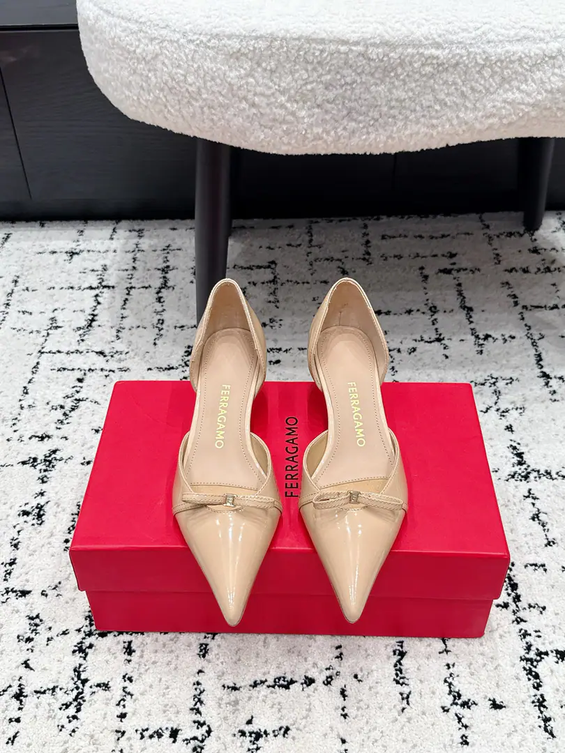 Ferragamo Pyragmud. 26/ Spring and summer butterfly is a big-ass pair of heels. The classics are undefeated.！Signal butterfly knots.！- Heel-tone shoes. Re-exact with a simple classic design It's a symbolic bow. It's a special shoe for all kinds of occasions. Eternal classics. ✔️Fabulous.: The original imported little paint. ✔️Uchi.: Lamb skin. ✔️Otsumi!: Italian imports are so thick.！ ✔️He's tall.: 3.5cm ✔️Size: 34-42（34 40 41 42Do it.）