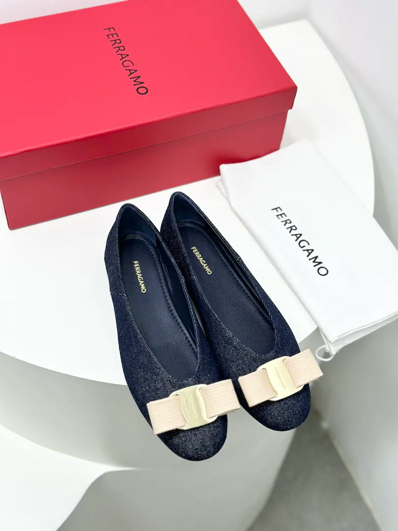 FerragamoThe new version of the Retro-Purpose Witch's Shoes.！ ✔ The new witch shoes of Pyragm are more fashionable than the usual grandmother shoes., VProportion of long legs with shoe type, Build the Great Legs Oracle.. 🧸 Simple style, You can ride with any style of clothing.. The shoes are colorful., I'm sure you'll find a color you love.. It's both low-profile and elegant., It's a mystery.. 🦖 The comfort of the witch's shoes is also a big highlight of it.. Soft soles and heel., It's effective in reducing the pressure on the walk., I'll let you go shopping., You can be comfortable on a date or at work.🎀 🍃Fabulous.: Import of soft sheep skin/Velvet./Cowboy. 🍃Uchi.: 🐑The sheep's skin is in the ground.. 🍃Otsumi!: The original is really a big one.. 🍃Codes: 34.35.36.37.38.39.40（34.40I'll make sure I don't change it.）