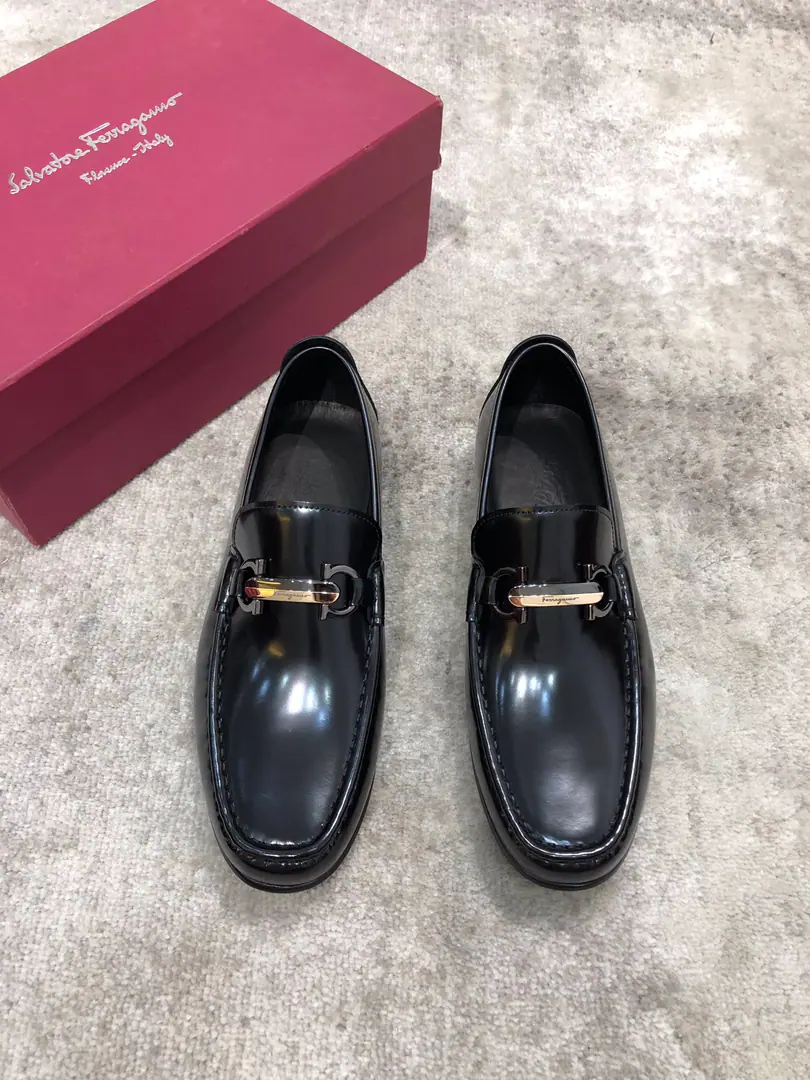 Pyragmud.FerragamoA man's fine leather shoes., The shoe is imported into the skin of the cow./Open the beads., Fine double button., In the skin of the watered cow., That's a big one., Standard Code39-44（38.45You're gonna have to do it or not.）, Current