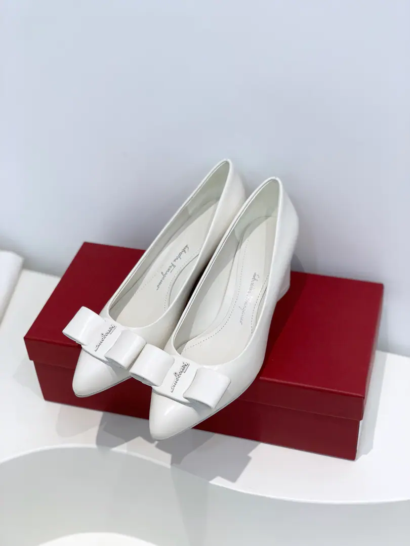 salvatore Ferraga*o ✔️Phila.*I want to see the new candy and the newest one.VivaBallet shoes.✔️ You're really high-valued.！This year's show.vivaThe pointy with the candy on the color., It's a little girl., ♪ The spring is full of breath ♪✔️Newly upgraded cortex cortex.🔝Add a stereo-sense sculpt effectLogoIt's more stylish.✔️ Teardrops and heel are inspired by it.Richard SerraA sculpture of the lineline lint.✔️VIVAYes.VARAAn upgrade of classic shoes.✔️BingVARAMore young., Keep up with the trend.. Change your pointy shoes., But it's not a scratch., Because it is.DThe blogger says:, It's more thin and thinner.！The new version of the bow is bigger than the original., The outline is even clearer., Choose the same color and material as the heels., The whole shoe looks simple and stylish.. The drip and the design have stopped the heavyness of the heel. Fabulous.: Little sheep's skin. Uchi.: In the sheep's skin. Otsumi!: That's a big one.. Codes: 34/35/36/37/38/39/40（34.40Do it.） He's tall.: 2cm /5cm