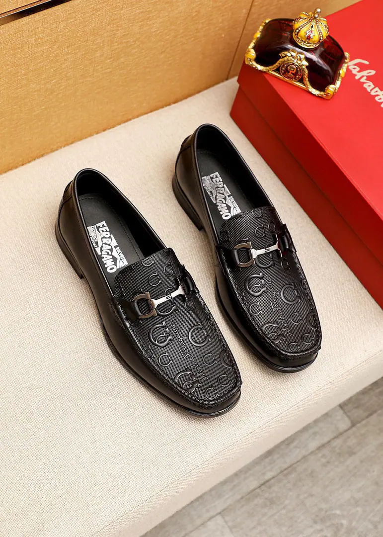 💐 Trade marks: Ferragamo「 Pyragmud.」Leisure shoes. Positive code number: 38-44（45.46🉑️Custom） Commodity materials: Select Imported a small layer of cow skin, flowered shoe face.+Luxury hardware button., Imported water-tied cattle🐂Pioneer.. Strong stereo visual effects, Original rubber floor Yin. Colour: 1⃣️Colour Optional
