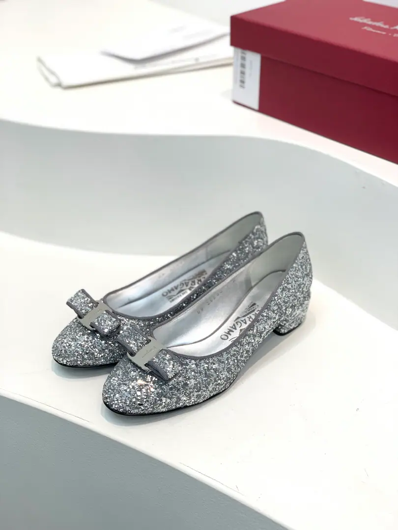 salvatore Ferragamo ✔️Ferraglit's one-shoe.✔️And this year, it's been getting so popular with these fancy little shoes.💖bling bling♪ The silver glitter ♪, It's as beautiful as the galaxy.🎀With a little bow of butterflies on your shoe., He's not a little bit of a stylish.~✔️ Fabulous.: Importing Glither. Uchi.: 🐑Lamb skin. Otsumi!: High density is a big one.. Codes: 34/35/36/37/38/39/40 （40Custom without re-offer） He's tall.: 4cm