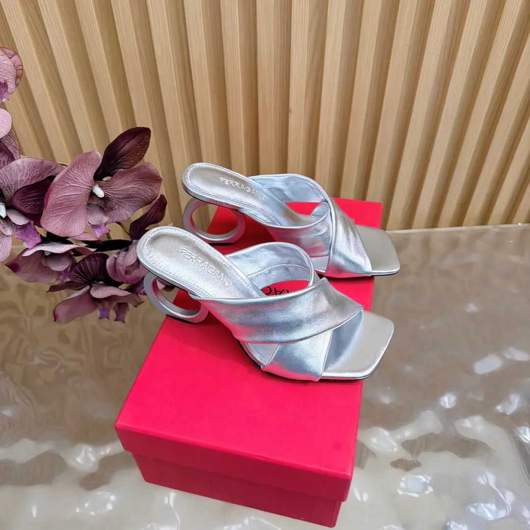 This spring and summerSalvatore FerragamoPyragmud. It's blown.💜26SSpring and summer sandals. The shoes are skinned with a little sheep. He's got a little foot in his head and a little sheep skin. Italian imports are so thick. He's tall.8cm Size: 35-39 （40/41/42Custom）