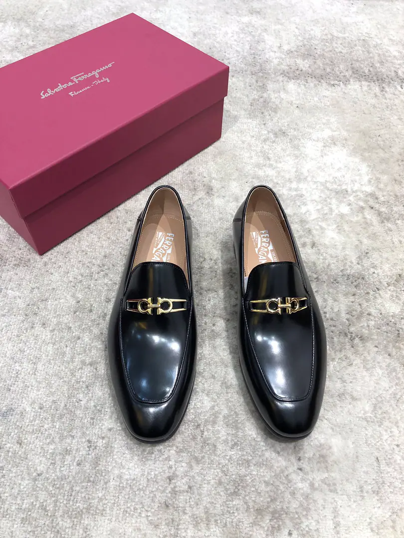 Pyragmud.FerragamoA man's fine leather shoes., The shoe is imported into the skin of the cow./Open the beads., Fine double button., In the skin of the watered cow., That's a big one., Standard Code39-44（38.45You're gonna have to do it or not.）, Current
