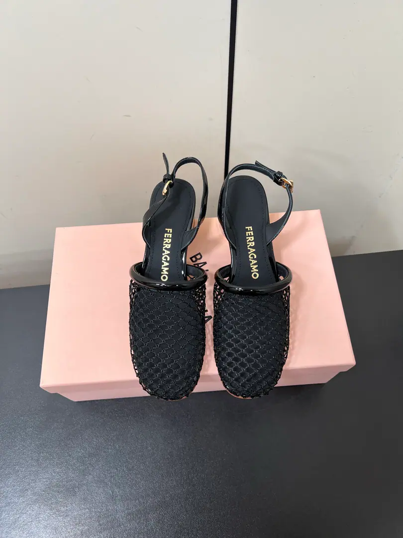 Ferragamo/Pyragmud.25AWThe new early spring. Net Metal Circle Shoes. It's a lot of fashion. Home. Shopping. Travel requirements I can feel the softness of the little sheep's skin. Slurpy shoes.QPlay!, Breathe in and sweat. A nice, loose shoe., No foot-scrambling. The feet are so cozy.. The face is on the original web. I'm putting my feet on the inside and growing a sheep's skin. The original is really leather. Size: 35-39（34/40/41Custom）