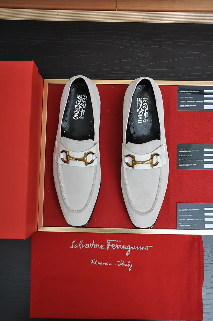 Out of the factory. 【Ferragamo/Ferragre.】The latest money in the cabinet. The original import is on the side of the cow's skin.+Imports🐂In the cow's skin.+Original Luxury Metal Buff+Original Group Bottom No pressure on comparison 38--45(45I'll make sure I don't change it.)