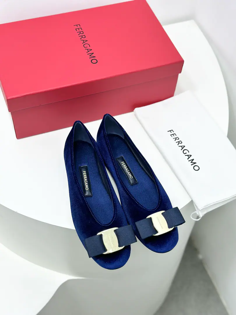 FerragamoThe new version of the Retro-Purpose Witch's Shoes.！ ✔ The new witch shoes of Pyragm are more fashionable than the usual grandmother shoes., VProportion of long legs with shoe type, Build the Great Legs Oracle.. 🧸 Simple style, You can ride with any style of clothing.. The shoes are colorful., I'm sure you'll find a color you love.. It's both low-profile and elegant., It's a mystery.. 🦖 The comfort of the witch's shoes is also a big highlight of it.. Soft soles and heel., It's effective in reducing the pressure on the walk., I'll let you go shopping., You can be comfortable on a date or at work.🎀 🍃Fabulous.: Import of soft sheep skin/Velvet./Cowboy. 🍃Uchi.: 🐑The sheep's skin is in the ground.. 🍃Otsumi!: The original is really a big one.. 🍃Codes: 34.35.36.37.38.39.40（34.40I'll make sure I don't change it.）