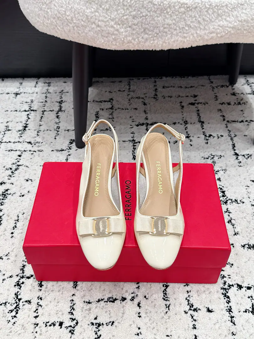 Ferragamo Pyragmud. 26/ Spring and summer, the new butterfly, with its long heels. The classics are undefeated.！Signal butterfly knots.！- Heel-tone shoes. Re-exact with a simple classic design It's a symbolic bow. It's a special shoe for all kinds of occasions. Eternal classics. ✔️Fabulous.: The original imported little paint. ✔️Uchi.: Lamb skin. ✔️Otsumi!: Italian imports are so thick.！ ✔️He's tall.: 5.5cm ✔️Size: 34-42（34 40 41 42Do it.）