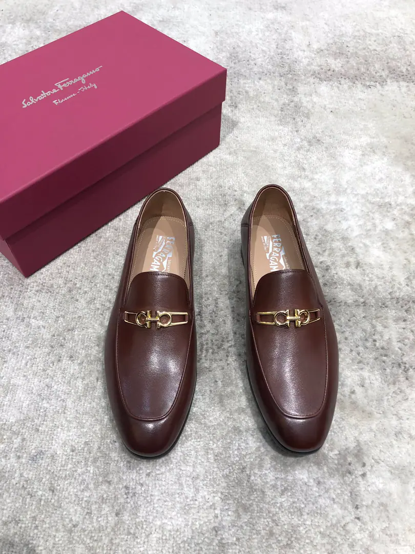 Pyragmud.FerragamoA man's fine leather shoes., The shoe is imported into the skin of the cow./Open the beads., Fine double button., In the skin of the watered cow., That's a big one., Standard Code39-44（38.45You're gonna have to do it or not.）, Current