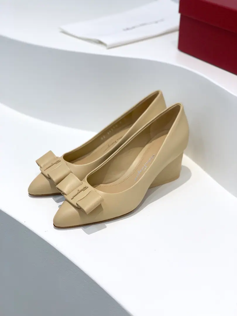 salvatore Ferraga*o ✔️Phila.*I want to see the new candy and the newest one.VivaBallet shoes.✔️ You're really high-valued.！This year's show.vivaThe pointy with the candy on the color., It's a little girl., ♪ The spring is full of breath ♪✔️Newly upgraded cortex cortex.🔝Add a stereo-sense sculpt effectLogoIt's more stylish.✔️ Teardrops and heel are inspired by it.Richard SerraA sculpture of the lineline lint.✔️VIVAYes.VARAAn upgrade of classic shoes.✔️BingVARAMore young., Keep up with the trend.. Change your pointy shoes., But it's not a scratch., Because it is.DThe blogger says:, It's more thin and thinner.！The new version of the bow is bigger than the original., The outline is even clearer., Choose the same color and material as the heels., The whole shoe looks simple and stylish.. The drip and the design have stopped the heavyness of the heel. Fabulous.: Little sheep's skin. Uchi.: In the sheep's skin. Otsumi!: That's a big one.. Codes: 34/35/36/37/38/39/40（34.40Do it.） He's tall.: 2cm /5cm