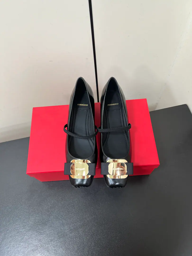 FERRAGAMO 25ssPyragmud.！The new butterfly is a big-ass ballerina.🩰 🎀The classic Mary Jane shoe., Elegance.4cmA glass of wine and a little sling., I've kept the ballet shoes for a while., And there's a little more mature.. ♪ Whether it's silver or bright ♪, Or black, low-profile luxury., It's all a unique charm.. 🧸 The shoe is so over-tight., Butterfly metallic buttons are even more a pointer., ♪ The fine detail full ♪. The upper feet are comfortable and strong., A dress is a gentle goddess., The pants make a good sense of fashion., It's a perfect match for a dress.~ 💗 Fabulous.: The original custom is wrinkled little sheep skin. Uchi.: Imports🐑The sheep's skin is in the ground.. Otsumi!: Original Slide-proof Rubber Base. He's tall.: 4cm Codes:.36.37.38.39.40（40I'll make sure I don't change it.）