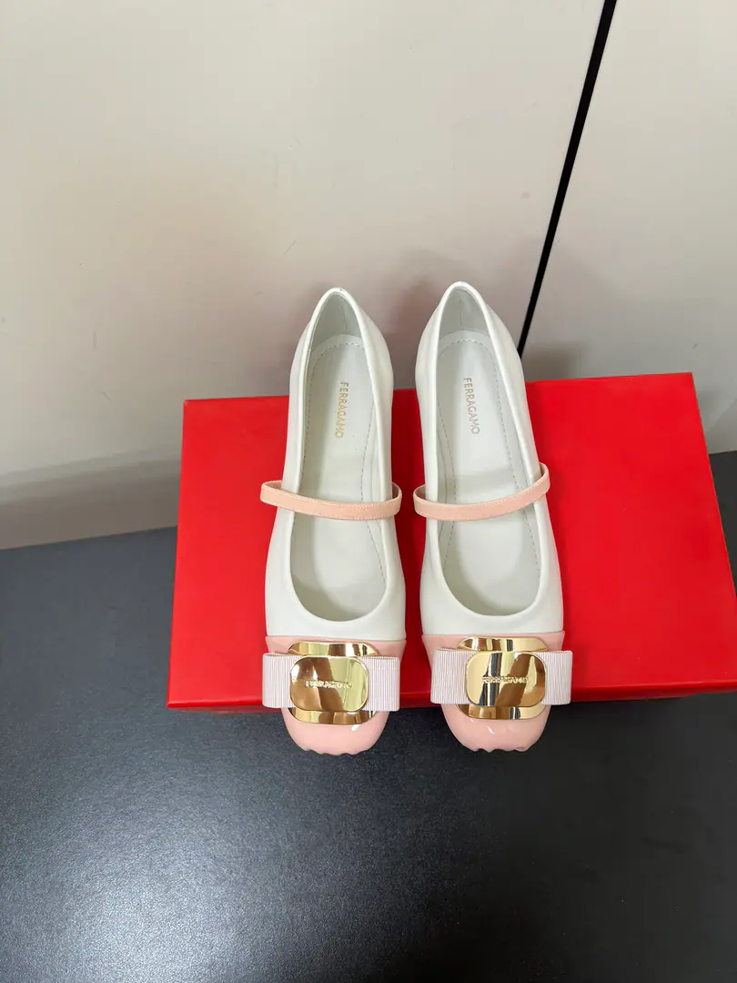 FerragamoFerrague is all new.VaraButterfly with ballet shoes.！ 💗 🩰It's very elaborate., Take them from the shoes to the shoes., Every detail is full of art.. The scale of the bows has been adjusted., I feel younger.~ And the feet are very soft and comfortable., The comfort of not being squeezed on your feet is fascinating.！It's a formula that you can't miss.🎀 The softness of the cloud's feet combines the value of the face with the comfort.🎀 The silver is full of high-end. Black classic.🧸 🧸Original Opener Every Details, The skin is all the same.ZPUnanimously. 🍃Fabulous.: Original sheep skin/Velvet. 🍃Uchi.: Imports🐑The sheep's skin is in the ground.. 🍃Otsumi!: Original customised slide-proof base. 🍃Codes: 34.35.36.37.38.39.40.41（34.40.41I'll make sure I don't change it.）