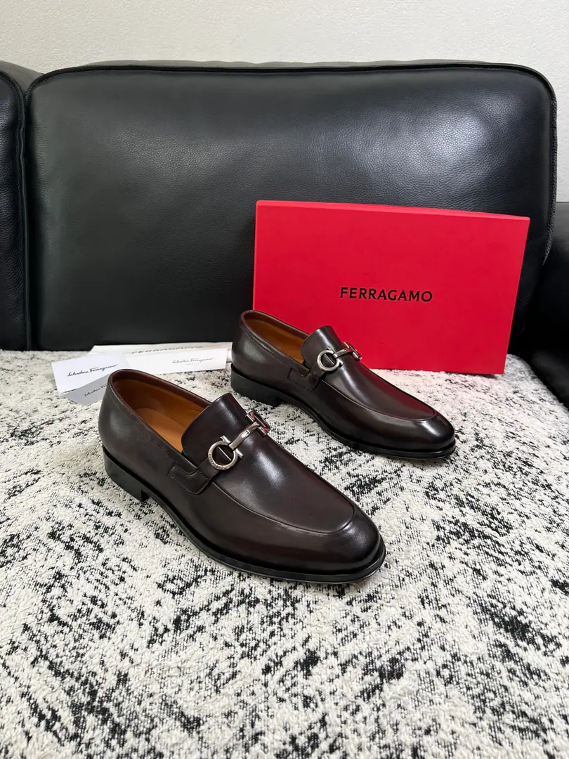 Ferragamo High Quality Top-level craft Pyragmud. Shoe cabinets are being synchronized for distribution., Italian import of original cattle skin, Imported water-tied cattle., Shoes under the sole.: The original factory is super comfortable with the original base., The original factory and the single. Codes 39-44（Sold38 45 46）