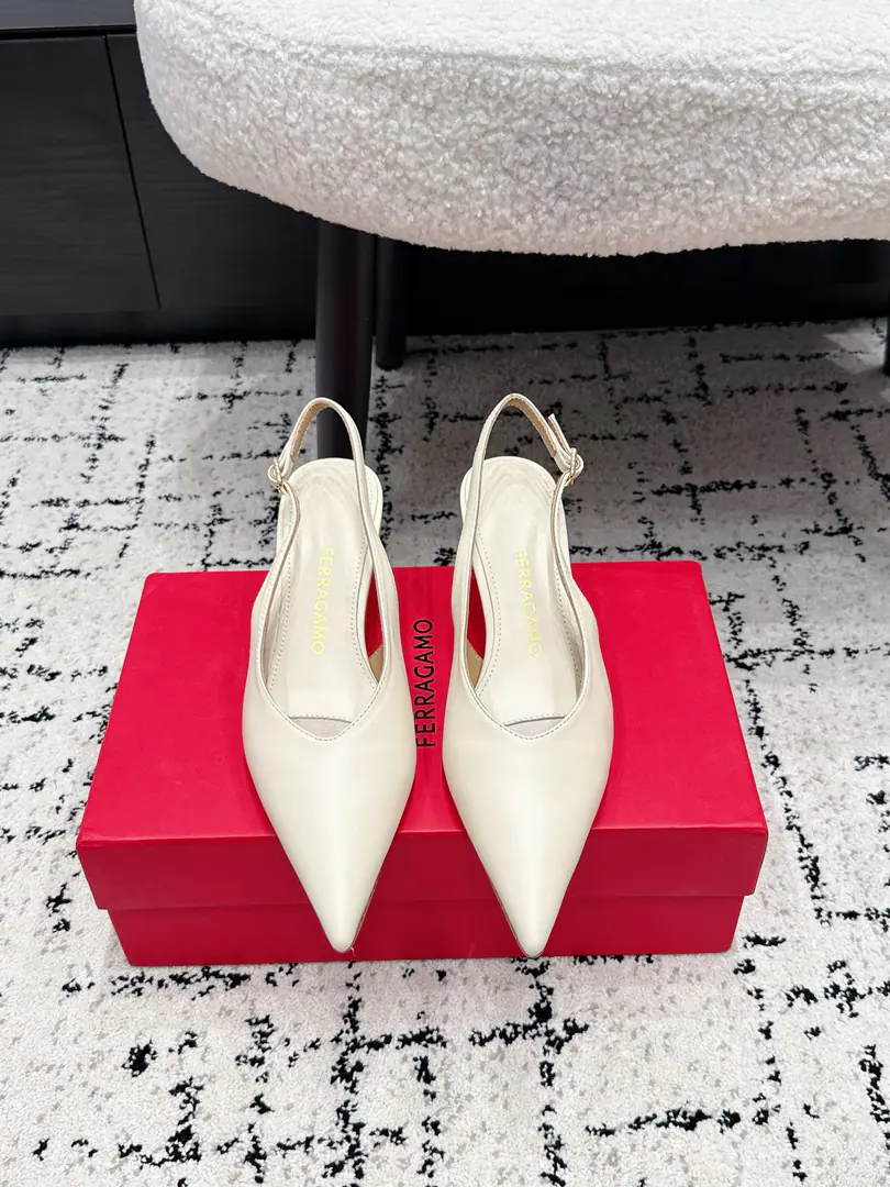 Ferragamo Pyragmud.26/ The stumps are empty and heeled. Incarnates the formula into every detail.. The classic sharp head is a foot-fixing type., Proportion of legs stretched by flow lines, A light air out of a lighter design., Summers are comfortable in their clothes.. It's not exaggerating, but it's very recognizable.. ♪ And keep it strong and keep it nice and comfortable ♪, Technical studies, I'm not sure how to feel.. ✔️Fabulous.: Lamb skin. ✔️Uchi.: Lamb skin. ✔️He's tall.: 5.5cm ✔️Otsumi!: It's a real piece of shit. ✔️Size: 34-43（34 40 41 42 43I'll make sure I don't change it.）