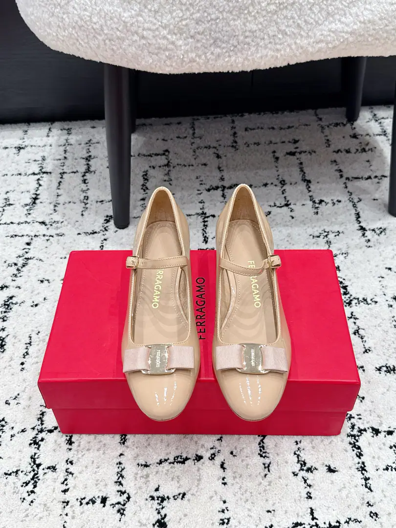 Ferragamo Pyragmud. 26/ Spring and summer butterfly is a big-ass pair of heels. The classics are undefeated.！Signal butterfly knots.！- Heel-tone shoes. Re-exact with a simple classic design It's a symbolic bow. It's a special shoe for all kinds of occasions. Eternal classics. ✔️Fabulous.: The original imported little paint. ✔️Uchi.: Lamb skin. ✔️Otsumi!: Italian imports are so thick.！ ✔️He's tall.: 3.5cm ✔️Size: 34-42（34 40 41 42Do it.）