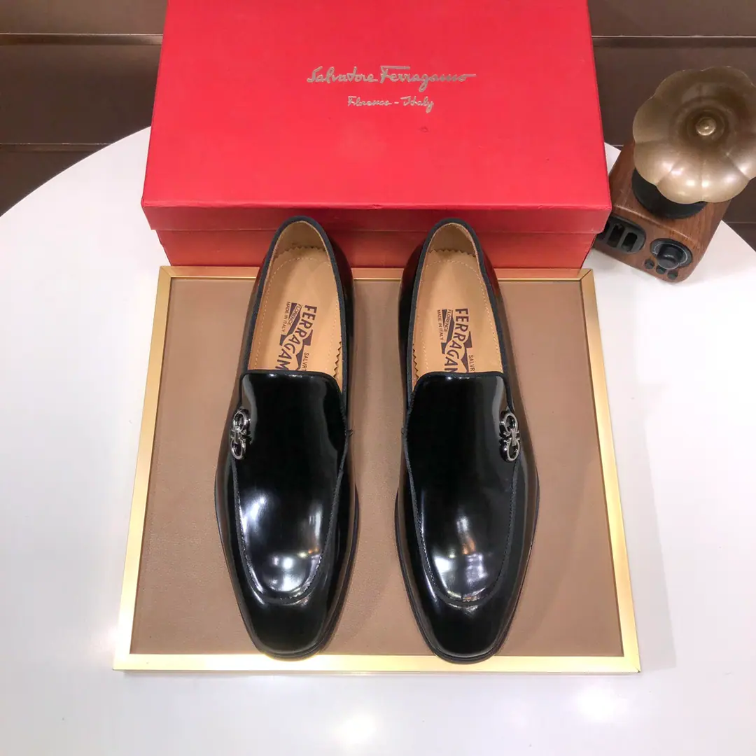 Plant 【Ferragamo/Ferragre.】The latest money in the cabinet. The original imported cow-coloured fabric.+🐂In the skin of the sheep.+Original Luxury Metal Buff+Original Group Bottom No pressure on comparison 38–45(45I'll make sure I don't change it.)