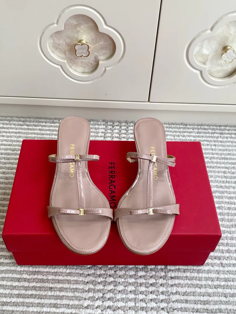Batch 🐳Ferragamo Abili｜A gentle ceiling butterfly with a kitten and slippers. Ferraguemu.AbiliSeries, Put the classics on.VaraThe little bow is extremely simple. ♪ Light face in paint ♪, TThin belt, Little Kim's butterfly is a little bit of a slender. 4.5cmQuadrits and..., You're not tired., The belt hides the force of the bullet., No toes. Italy is a big-ass country., Little sheep's skin inside., The upper foot is soft and comfortable. size: 35-39（40.41.42Do it.）