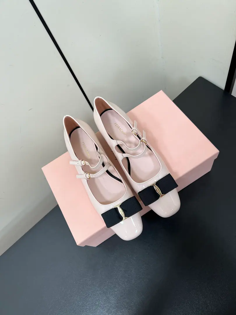 FERRAGAMO 25ssPyragmud.！The new butterfly is a pair of Mary Jane's shoes. 🎀The classic Mary Jane shoe., Elegance.4cmA glass of wine and a little sling., I've kept the ballet shoes for a while., And there's a little more mature.. ♪ Whether it's silver or bright ♪, Or black, low-profile luxury., It's all a unique charm.. 🧸 The shoe is so over-tight., Butterfly metallic buttons are even more a pointer., ♪ The fine detail full ♪. The upper feet are comfortable and strong., A dress is a gentle goddess., The pants make a good sense of fashion., It's a perfect match for a dress.~ 💗 Fabulous.: Original custom paintskin Uchi.: Imports🐑The sheep's skin is in the ground.. Otsumi!: Original Slide-proof Rubber Base. He's tall.: 4.5cm Codes: 35.36.37.38.39.40（40I'll make sure I don't change it.）