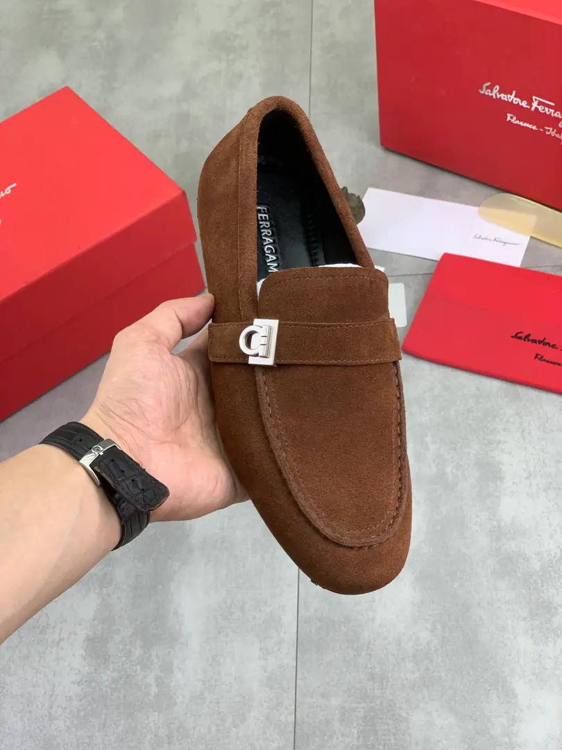 Plant prices 【Real value】In the watered cow. 🆘【Salvatore Ferragamo】Pyragmud. The man's latest leisure business shoes.！Synchronise Listing！The fabric is in the original version of the imported cow skin., Imported water to dye cattle skin inside., Original Group Bottom It's absolutely luxurious., ♪ Lead the fashion current ♪. Match: 39-44（45 Do it.）5️⃣Colour Optional