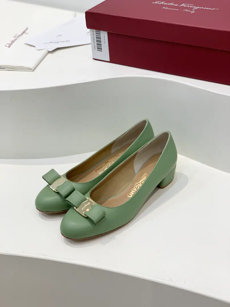 salvatore Ferragamo Pyragmud.VaraThe classic butterfly knot. Slings. A pibuta with a bag and a... Eternal classics. A pair of young little cow skins with a breathy sheep's skin designed for the shoes in the ladies' closet. Fabulous.: Cowskin.. Uchi.: 🐑Lamb skin. Otsumi!: That's a big one.. Codes: 35-40（40Custom without re-offer） He's tall.: 3.5cm