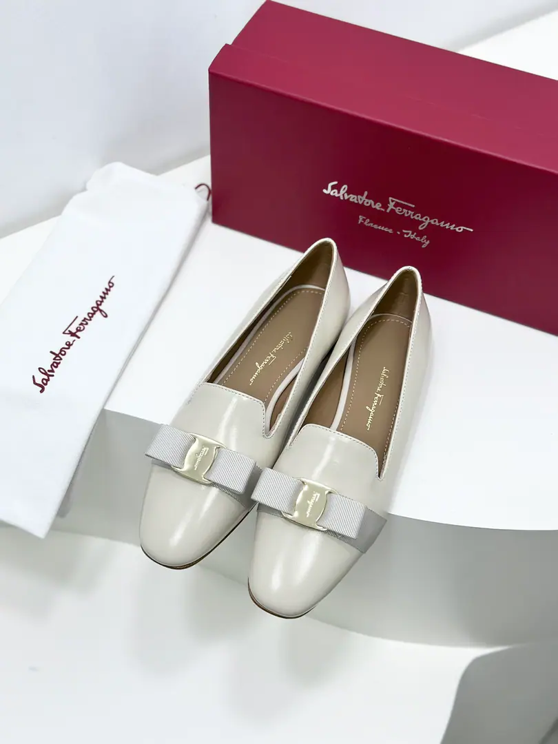 FERRAGAMOFyra's new edition.VaraButterfly is soft and painted. It's super soft., Use of high quality soft paint Leathermaking, ♪ Touchy ♪, It's like a cloudy comfort on your feet.. And..., The design of this LeFleur shoe is a little more generous., It's a dress and a pants suit., You can show your grace.. 🧸 Fabulous.: Import soft cow paints skin Uchi.: 🐑The sheep's skin is in the ground.. Otsumi!: The original is really a big one.. Codes: 34.35.36.37.38.39.40（34.40I'll make sure I don't change it.）