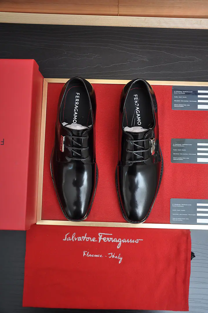 Get out of the factory.【Ferragamo/Ferragre.】The latest money in the cabinet. The original imported cow-coloured fabric.+In the cow's skin.+Original Luxury Metal Buff+Original Group Bottom No pressure on comparison 38–44(45I'll make sure I don't change it.)