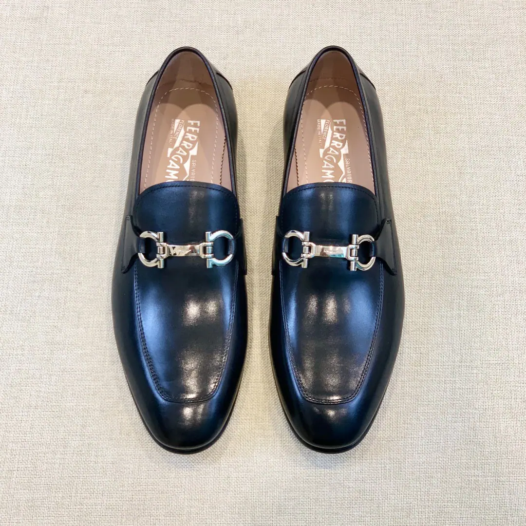 【Ferra gamo^】Original List Pyragmud. The man is wearing English shoes. （SalvatoreFerragamo)Today is a classic Italian fashion brand.. The style is both elegant and elegant. Material-Original import of cattle skin Comfortable., Breathe., Good cattle skin. The original is really a big one. A classic button., It's definitely one of the bright spots.. Make it work. Size 39-44（38, 45Customize or not change）