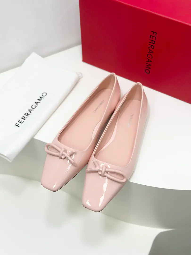 FerragamoThe new version of Firagmu. VaraAsymmetric ropes and ballet soles.！🎀 😻If you want a nice, comfortable pair of flat shoes, It's not wrong to pick it.👍 This elegant ballet flat-bed shoe is a square shoe., A new asymmetric cord button.（Asymmetrical is beautiful.）Spring and summer are a great ride., Degraded and gentle.🎀 🍃Fabulous.: Importing cow paints/Lamb skin. 🍃Uchi.: Imports🐑The sheep's skin is in the ground.. 🍃Otsumi!: The original is really a big one.. 🍃Codes: 34.35.36.37.38.39.40, （34.40I'll make sure I don't change it.）