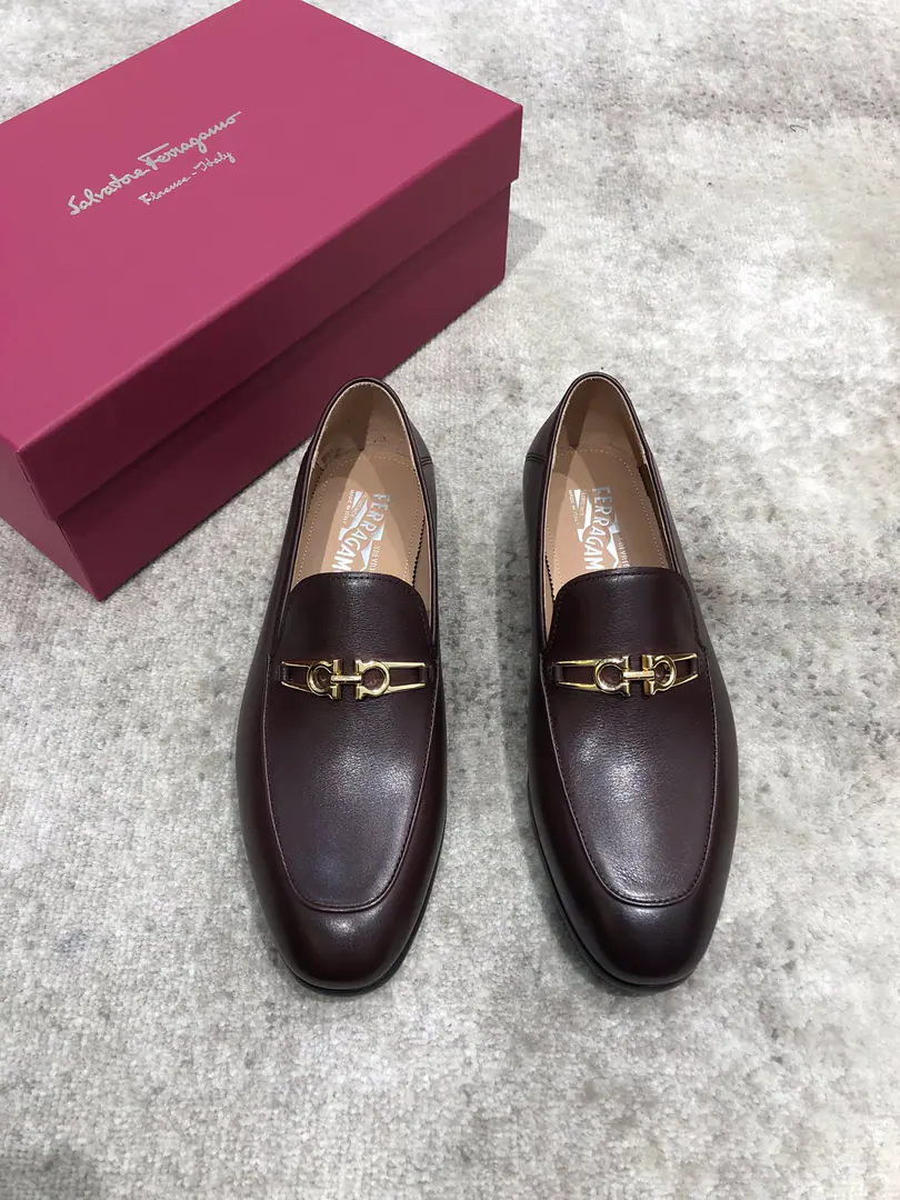 Pyragmud.FerragamoA man's fine leather shoes., The shoe is imported into the skin of the cow./Open the beads., Fine double button., In the skin of the watered cow., That's a big one., Standard Code39-44（38.45You're gonna have to do it or not.）, Current