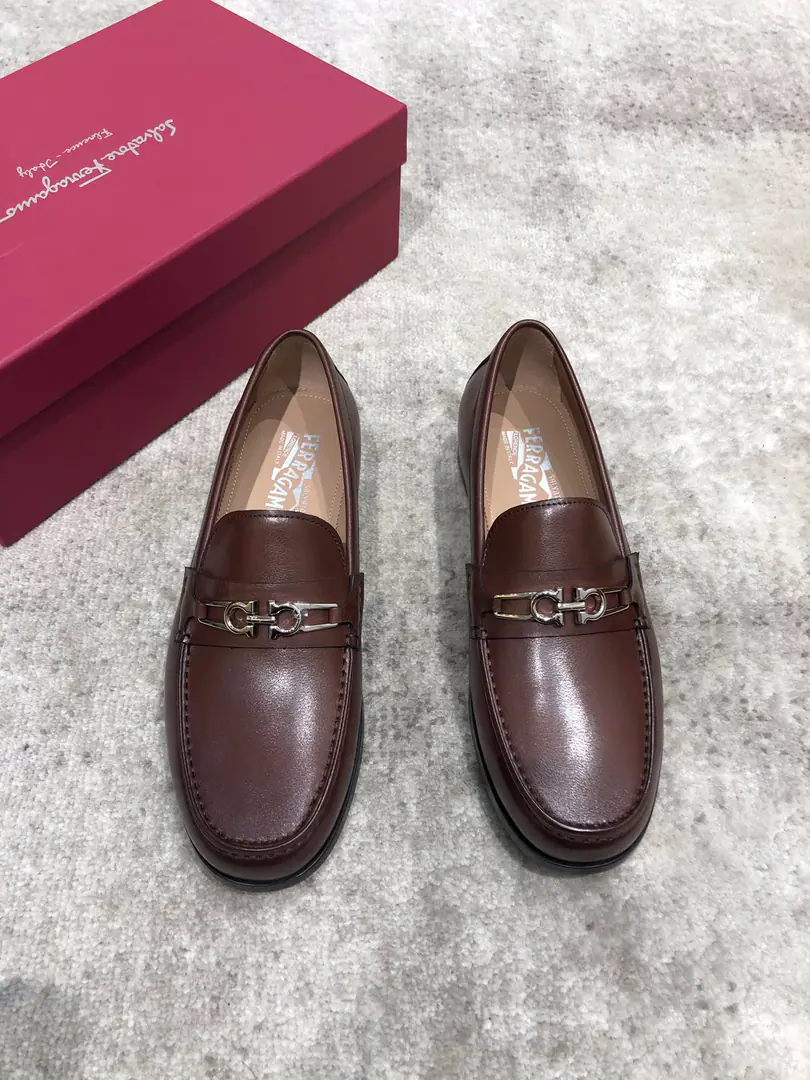 Pyragmud.FerragamoA man's fine leather shoes., The shoe is imported into the skin of the cow./Open the beads., Fine double button., In the skin of the watered cow., That's a big one., Standard Code39-44（38.45You're gonna have to do it or not.）, Current