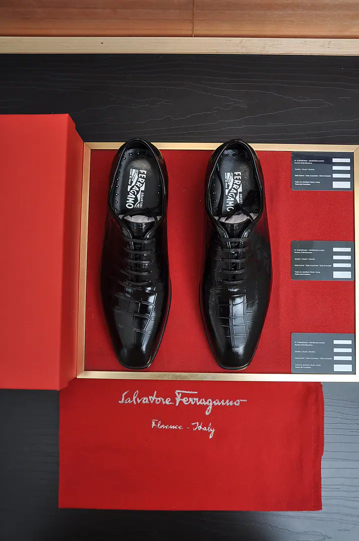 Out of the factory. 【Ferragamo/Ferragre.】The latest money in the cabinet. The original import is on the side of the cow's skin.+Imports🐂In the cow's skin.+Original Luxury Metal Buff+Original Group Bottom No pressure on comparison 38--45(45I'll make sure I don't change it.)
