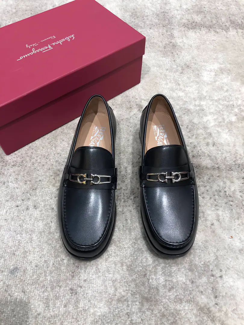 Pyragmud.FerragamoA man's fine leather shoes., The shoe is imported into the skin of the cow./Open the beads., Fine double button., In the skin of the watered cow., That's a big one., Standard Code39-44（38.45You're gonna have to do it or not.）, Current