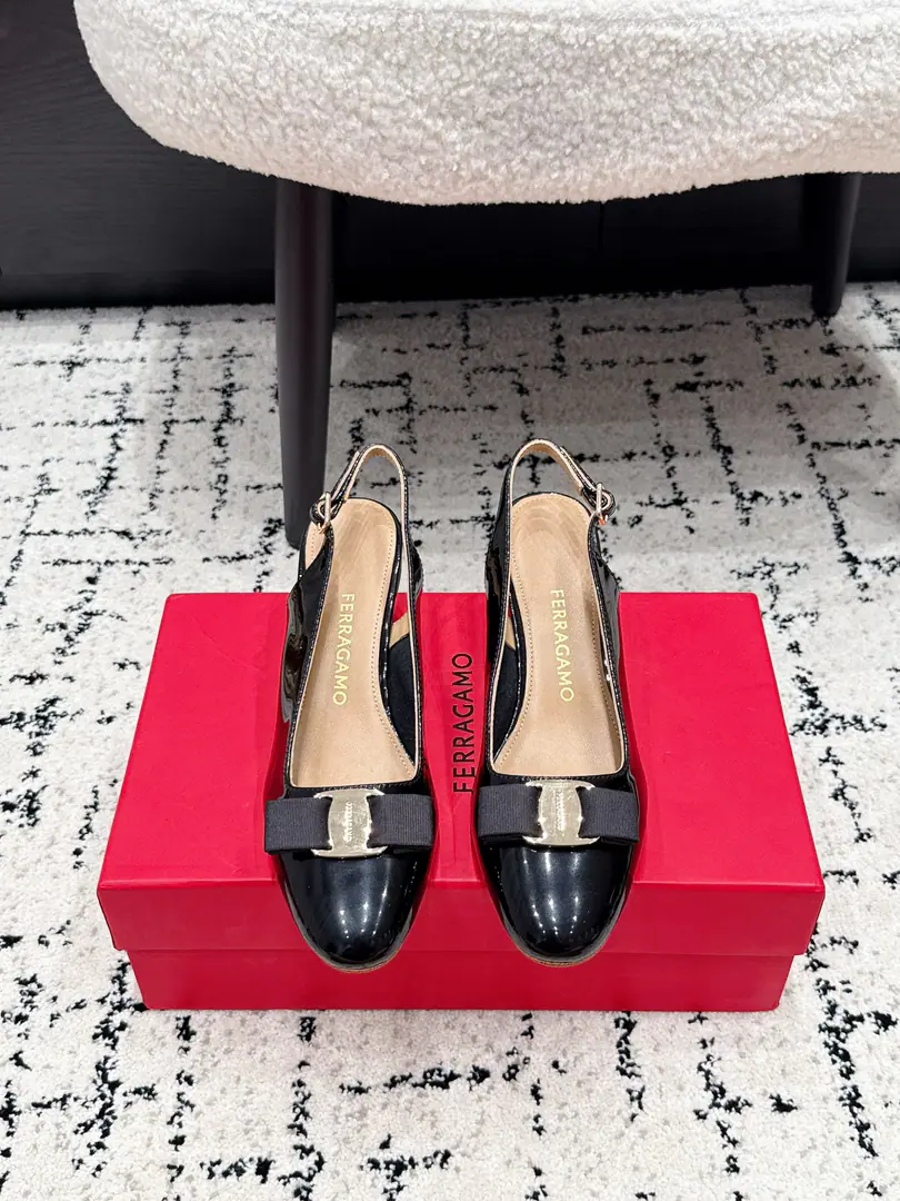 Ferragamo Pyragmud. 26/ Spring and summer, the new butterfly, with its long heels. The classics are undefeated.！Signal butterfly knots.！- Heel-tone shoes. Re-exact with a simple classic design It's a symbolic bow. It's a special shoe for all kinds of occasions. Eternal classics. ✔️Fabulous.: The original imported little paint. ✔️Uchi.: Lamb skin. ✔️Otsumi!: Italian imports are so thick.！ ✔️He's tall.: 5.5cm ✔️Size: 34-42（34 40 41 42Do it.）