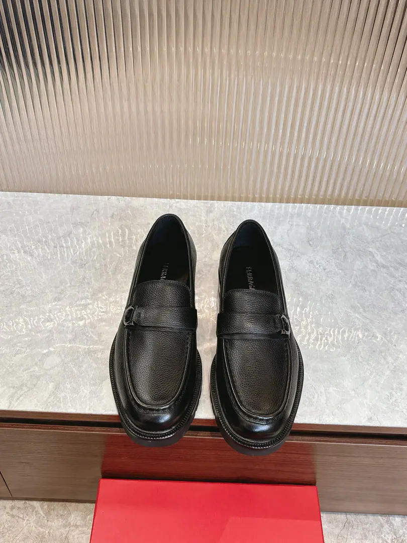 Pyragmud.FerragamoA man's fine leather shoes., This man, LeFoo, is a beautiful shoe., The details are gorgeous., Show me how to be honest., It's a good time to be with you at the cocktail party.. The fabric is imported into the cattle., It's a wonderful quality., Inrebin's got a little fetus skin., A stylish and stylish shape.！The original is a very long-lasting, foamy, very deep., Back with rubber negatives., Comfortable, smooth., The bottom of the world is very clear.logoEmblem., I'm showing you the skill of a professional shoe master.. Every detail is a piece of work., Full package Standard Code39-44（38.45.46You're gonna have to do it or not.）