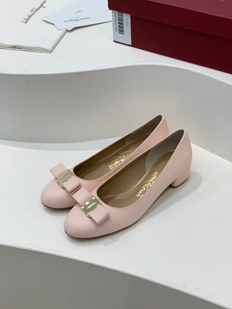 salvatore Ferragamo Pyragmud.VaraThe classic butterfly knot. Slings. A pibuta with a bag and a... Eternal classics. A pair of young little cow skins with a breathy sheep's skin designed for the shoes in the ladies' closet. Fabulous.: Cowskin.. Uchi.: 🐑Lamb skin. Otsumi!: That's a big one.. Codes: 35-40（40Custom without re-offer） He's tall.: 3.5cm
