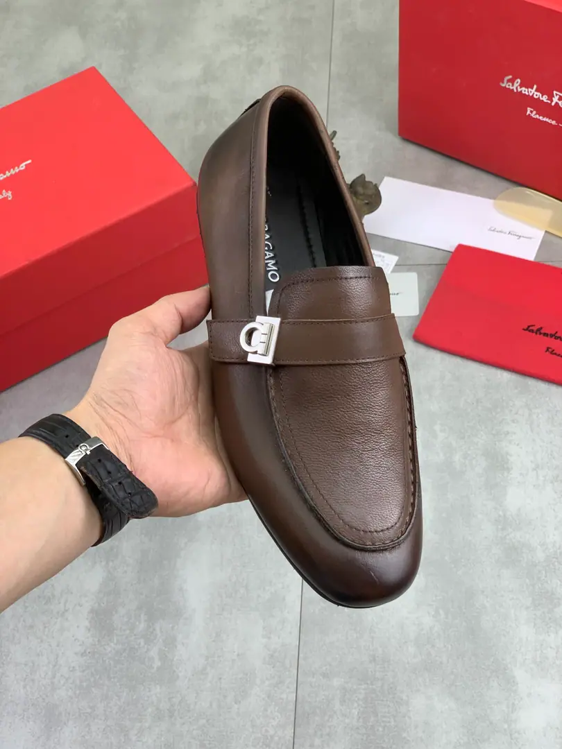 Plant prices 【Real value】In the watered cow. 🆘【Salvatore Ferragamo】Pyragmud. The man's latest leisure business shoes.！Synchronise Listing！The fabric is in the original version of the imported cow skin., Imported water to dye cattle skin inside., Original Group Bottom It's absolutely luxurious., ♪ Lead the fashion current ♪. Match: 39-44（45 Do it.）5️⃣Colour Optional