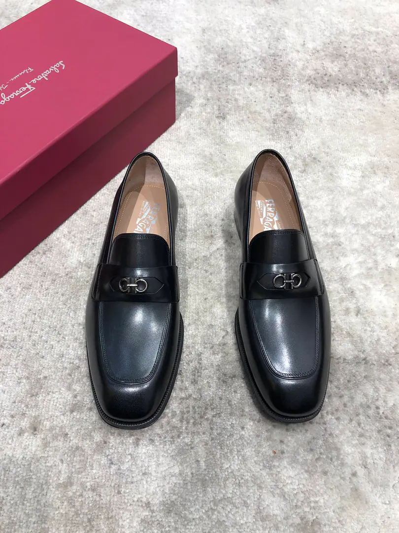 Pyragmud.FerragamoA man's fine leather shoes., The shoe is imported into the skin of the cow./Open the beads., Fine double button., In the skin of the watered cow., That's a big one., Standard Code39-44（38.45You're gonna have to do it or not.）, Current
