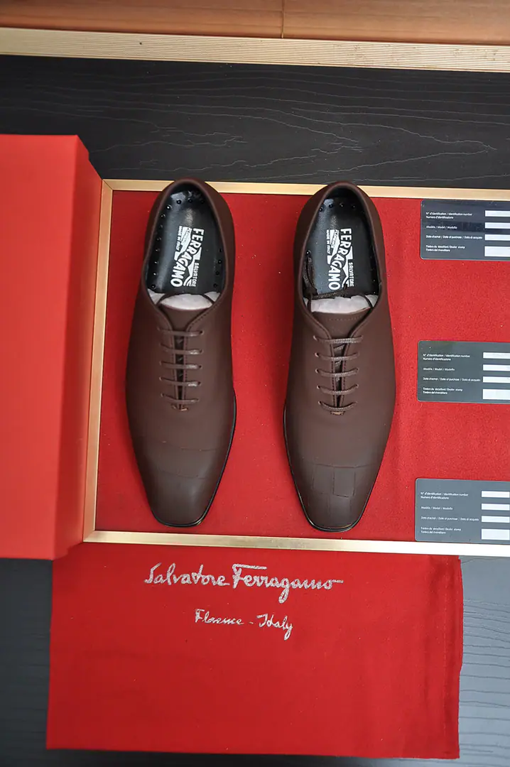 Out of the factory. 【Ferragamo/Ferragre.】The latest money in the cabinet. The original import is on the side of the cow's skin.+Imports🐂In the cow's skin.+Original Luxury Metal Buff+Original Group Bottom No pressure on comparison 38--45(45I'll make sure I don't change it.)