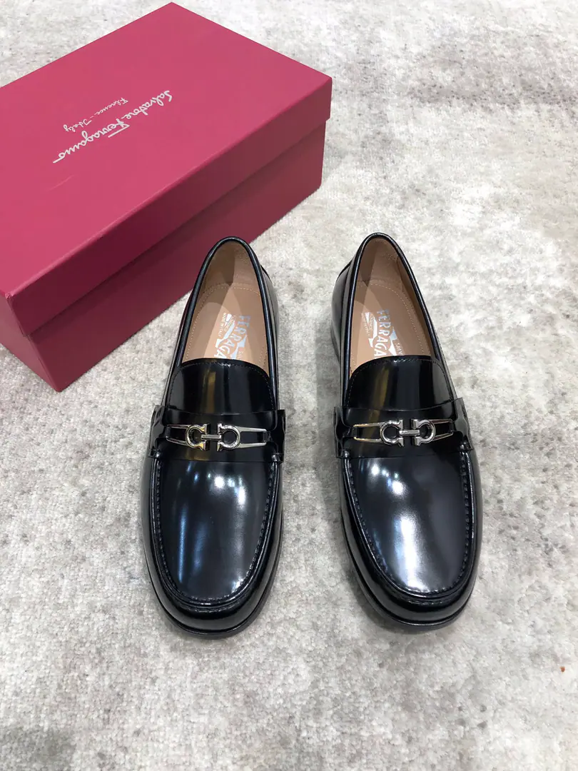 Pyragmud.FerragamoA man's fine leather shoes., The shoe is imported into the skin of the cow./Open the beads., Fine double button., In the skin of the watered cow., That's a big one., Standard Code39-44（38.45You're gonna have to do it or not.）, Current