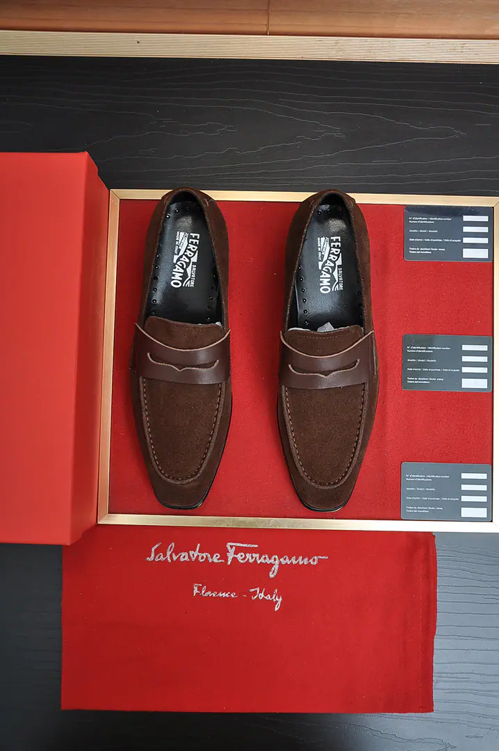 Out of the factory. 【Ferragamo/Ferragre.】The latest money in the cabinet. The original import is on the side of the cow's skin.+Imports🐂In the cow's skin.+Original Luxury Metal Buff+Original Group Bottom No pressure on comparison 38--45(45I'll make sure I don't change it.)