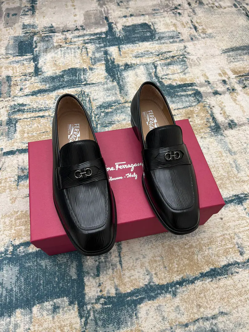 Ferragam～ Codes: 38-45 FThe new man is wearing leather shoes., Perfect work., Top Cycling, Using imported Italian calf skin design, The ancient law has been custom-made to match the original hardware button., In the cow's skin./Foot., Importing the original Luxury is a very big deal., （38and45I'll make sure I don't change it.）