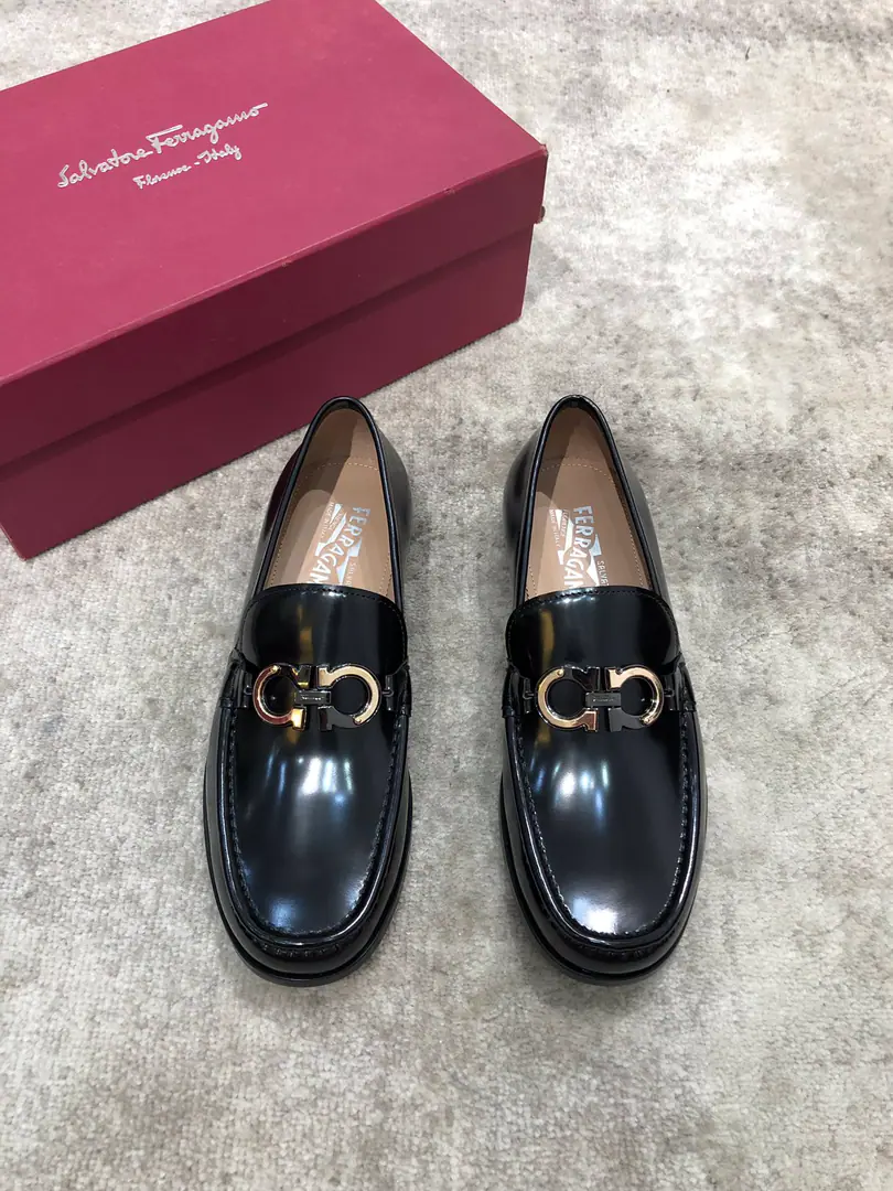 Pyragmud.FerragamoA man's fine leather shoes., The shoe is imported into the skin of the cow./Open the beads., Fine double button., In the skin of the watered cow., That's a big one., Standard Code39-44（38.45You're gonna have to do it or not.）, Current