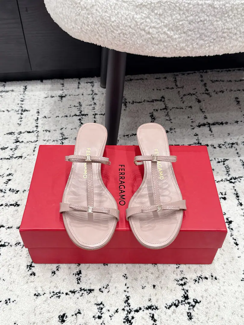 Pyragmud. FERRAGAMO 26/ Butterfly knots.TThe words were with the kittens and the sandals. This cold tow line is a simple one., So beautiful., To put a low profile in the shape.. The central bow of the shoe is a mark of Felagum., Use of same-colour leather or paint leather, Fine Stereo, To put a softness into Janey's shoes., TThe tape design is not just beautiful., More solid feet., I'm gonna put my head on the table., Especially for walking or standing for a long time.. The kittens are low and well-balanced and lightly balanced., It's elegant.. Provide moderate incremental effect, And you're comfortable., It's a commute., Date, The ideal choice of everyday dress.. ✔️Shoe.: Importing cow paints ✔️Uchi.: Lamb skin. ✔️Otsumi!: That's a little skin. ✔️He's tall.: 4.5cm ✔️Size: 35-42（40 41 42Do it.）