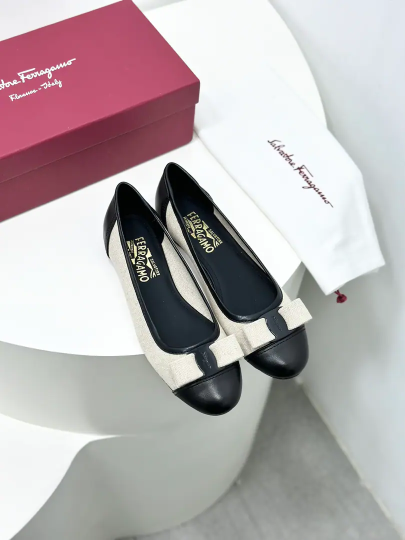 FerragamoThe new version of Firagmu. VaraOne shoe on the side of the ballerina.！🎀 This flat-bed shoe is a very sexy one., The contrasting color and textures add to the brightness of the shoe.🥂 The shoe face is made of cotton flask and sheep's skin., The shoeheads are paired with a double-coloured bow.！It's very loose with some linen top and skirt.🥳 🍃Fabulous.: Cotton tarpaulin./Lamb skin. 🍃Uchi.: Imports🐑The sheep's skin is in the ground.. 🍃Otsumi!: The original is really a big one.. 🍃Codes: 34.35.36.37.38.39.40, （34.40I'll make sure I don't change it.）