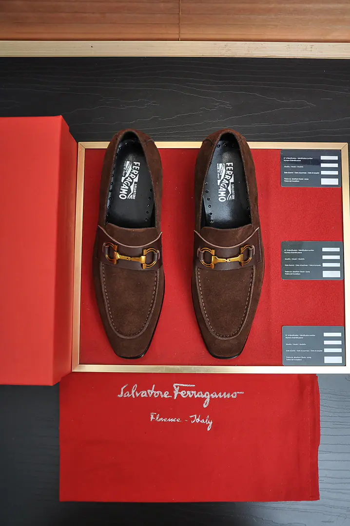 Out of the factory. 【Ferragamo/Ferragre.】The latest money in the cabinet. The original import is on the side of the cow's skin.+Imports🐂In the cow's skin.+Original Luxury Metal Buff+Original Group Bottom No pressure on comparison 38--45(45I'll make sure I don't change it.)